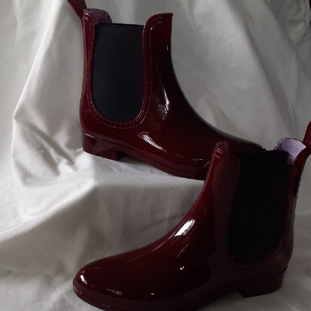 Twisted Red and Black Chelsea Winter Boots
